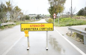 Vía cortada al tráfico por balsas de agua en una vía de la zona rural 