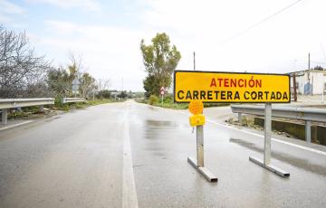 Cartel de una via cortada en la provincia
