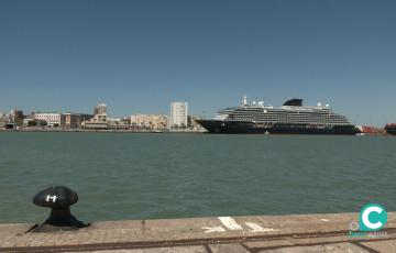Cuatro buques coinciden este domingo 30 de marzo en el Puerto de Cádiz. 