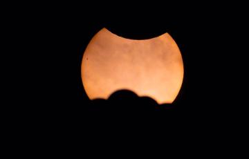 Eclipse parcial del sol visto desde la Basílica de la Sagrada Familia, a 29 de marzo de 2025, en Barcelona.
