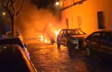 Dos turismos calcinados en un incendio en el barrio del Mentidero.
