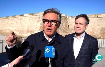 El portavoz del Grupo Parlamentario VOX en Andalucía, Manuel Gavira, atiende a los medios en Cádiz. 