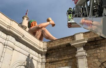 Bomberos interviene en el dios Baco en las Puertas de Tierra.