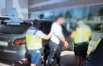 El fugado es conducido por agentes en una imagen de archivo