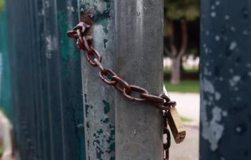 Puerta cerrada del acceso a un espacio ajardinado de la capital gaditana en una imagen de archivo