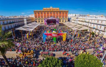  Vista aérea de la plaza del Rey con actividades de Carnaval el pasado año