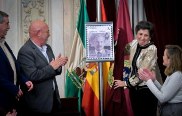 Aplausos en el momento del descubrimiento de la nueva obra filatelica