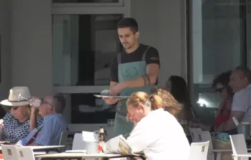 653 personas se salen de las listas del paro en el sector servicios en Cádiz. 