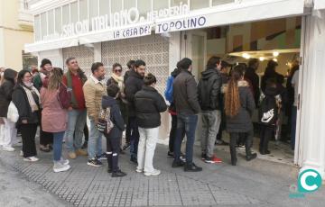 Largas colas esperando un topolino de la heladería 'Los Italianos', en una imagen de archivo. 