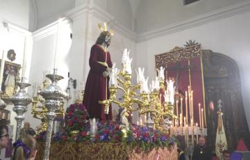 La lluvia condiciona los actos cofrades de este viernes.