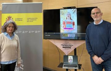 La subdelegada del Gobierno de España en Cádiz, y el jefe de la Unidad contra la Violencia sobre la Mujertras el acto