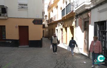 Viandantes paseando por una de las calles del casco histórico de Cádiz. 