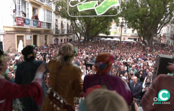 Una agrupación actúa en una plaza del Mentidero abarrotada de público