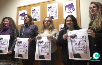 Momento de la lectura del manifiesto en la sede de IU