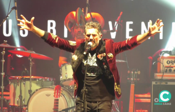 Un momento de la actuación del autor en la plaza de San Antonio