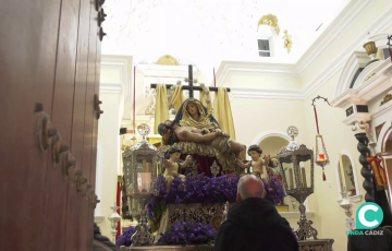 Un fiel ante la imagen de la Piedad en su templo de la calle Isabel La CatólIca