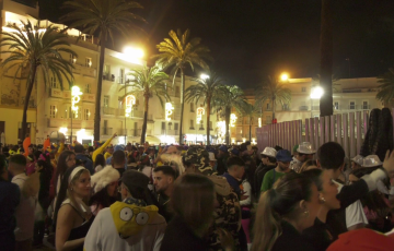 Concentración en la plaza de la Catedral en uno de los dias festivos en la capital gaditana