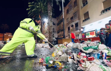 Un operario durante un servicio de limpieza en la plaza de Catedral