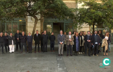 Un momento del acto por el Día Europeo en Memoria de las Víctimas del Terrorismo a las puertas del palacio provincial de lca capital gaditana