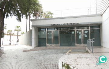 Entrada al pabellón deportivo junto al instituto Cornelio Balbo