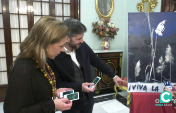 El autor explica a la presidenta de la Diputación detalles de su creación