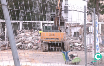 Una maquina durante los trabajos de derribo este miércoles