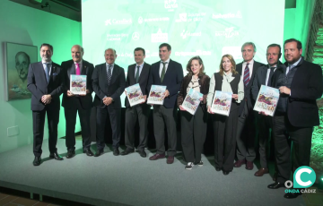 Autoridades junto con distintas representación del mundo cofrade en el acto 