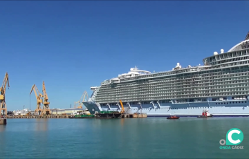 Crucero en la maniobra de atraque en la factoria de la capital gaditana