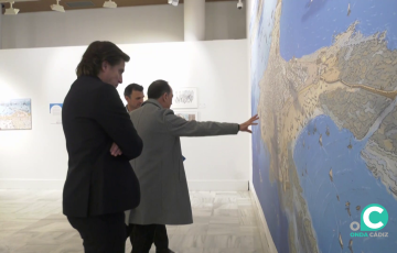 Arturo Redondo junto a autoridades muestras sus distintas creaciones gráficas que se podrá visitar desde este viernes