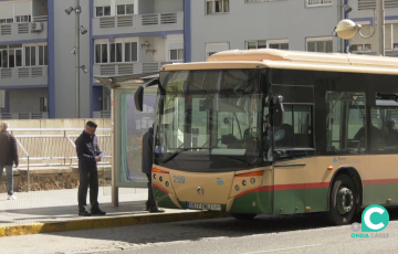 Vehículo de transporte público junto a una de las paradas de la Avenida