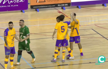 Los jugadores gaditanos celebran uno de los tantos en el primer periodo