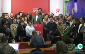 El dirigente socialista en la rueda de prensa de este lunes arropado por sus seguidores