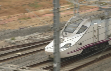 Imagen de un tren a su llegada a la estación de Cádiz