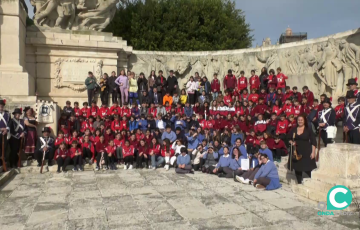 Escolares en el espacio emblemantico conmemorativo de la plaza de España