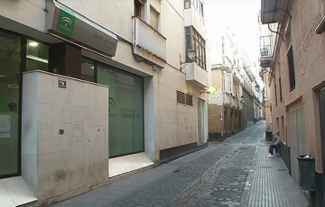 Vista de la calle de Cervantes con la entrada del recinto sanitario