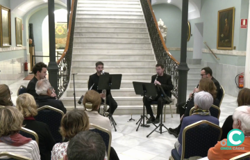 Un momento de la actuación en la sala de entrada de la institución