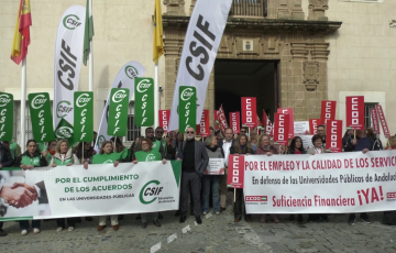 Un momento de la movilización este jueves ante la sede del rectorado