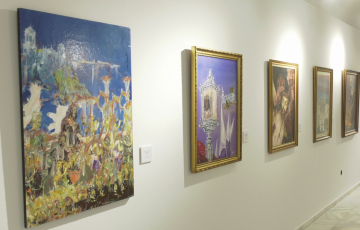 Un aspecto de las creaciones fotográficas y pictóricas de reconocidos autores que componen la exposición