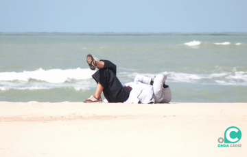 Una persona disfruta en la playa de la jornada luminosa de este lunes