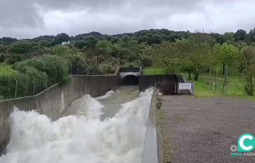 Espectacular imagen reciente de la salida del túnel del Trasvase Guadiaro Majaceite.