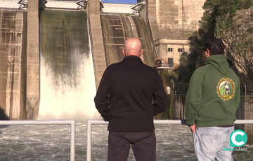 Dos personas observan el desemblase del pantano de los Hurones