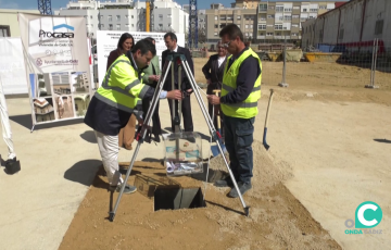 Momento del simbólico acto con presencia de autoridades