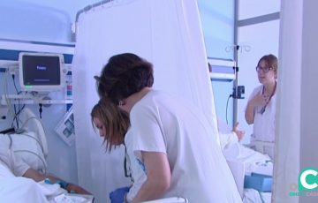 Personal sanitario atiende a un paciente en una imagen de archivo