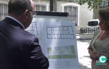 Imagen de archivo con los planos del proyecto el día de la presentación en la plaza de Mina