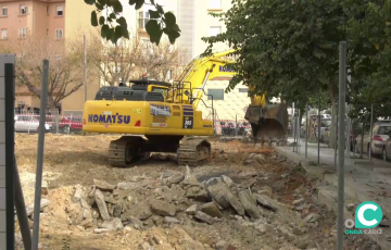 Maquina realizando trabajos en la barriada del Cerro del Moro