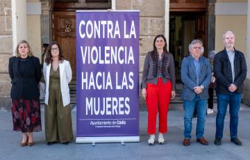 Representación de la corporación municipal en el minuto de silencio celebrado este martes en la plaza de San Juan de Dios. 