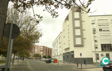 Fachada del albergue municipal en el Cerro del Moro, en la calle Setenil de las Bodegas. 