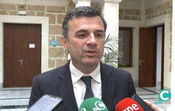 El alcalde de Cádiz, Bruno García, atendiendo a los medios de comunicación.