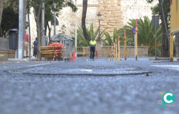 El alcalde anuncia el inicio del asfaltado de 36 calles de Cádiz tras la Semana Santa.