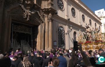 Imagen de la hermandad de Columna entrando en su sede canónica de San Antonio 